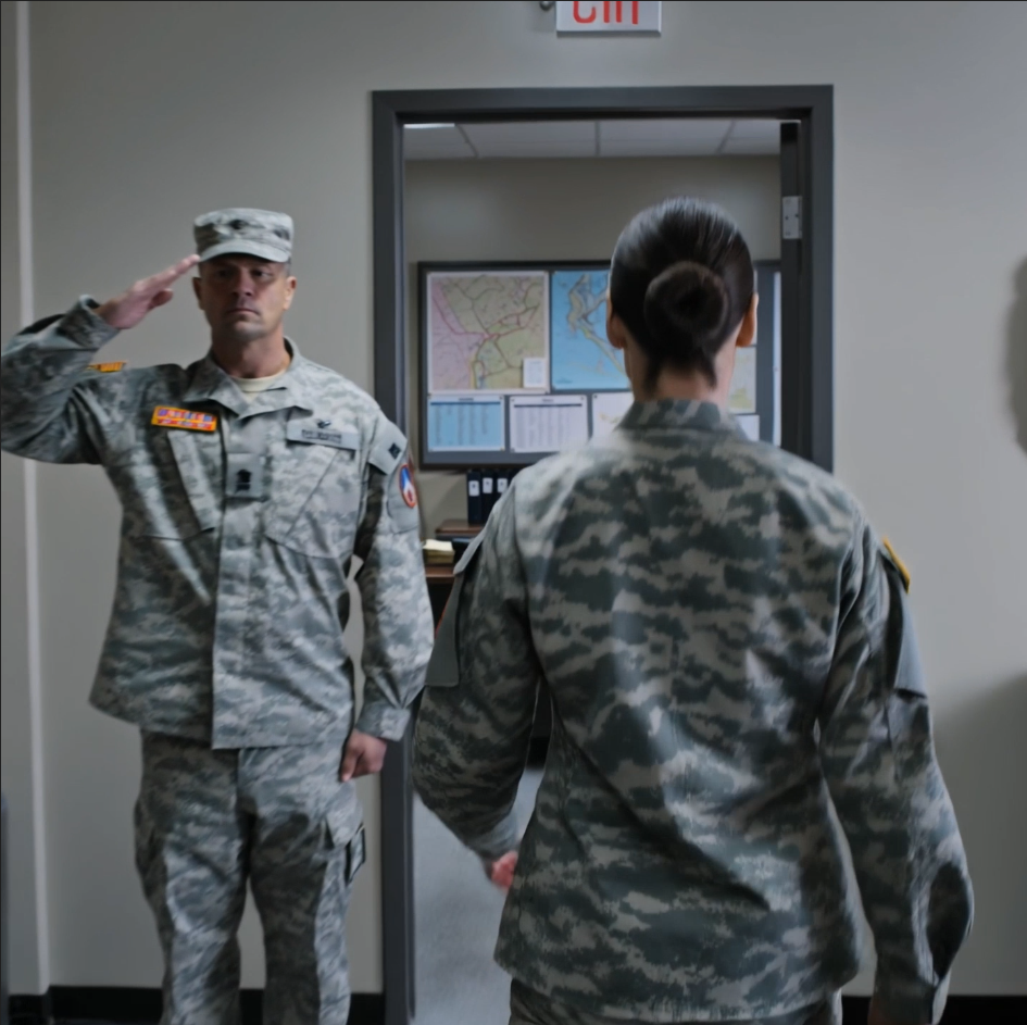 Min mor sendte mig en sms: “Kom ikke hjem til Thanksgiving. Din søsters mand siger, at du gør ham nervøs.” Jeg kæmpede ikke imod det – men den næste morgen gik han ind på mit kontor i Fort Drum, så soldater hilse på mig, så operationsvæggen bag mit skrivebord og indså, at han ikke anede, hvem han havde forsøgt at skubbe ud af familien.
