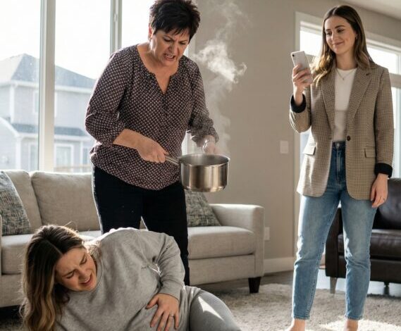 “Jeg var seks måneder gravid, da min svigermor løftede gryden og sagde: ‘Det her vil lære dig at stjæle min søn.’ Suppen kogte. Jeg skreg: ‘Hold da op – min baby!’ og hun lo. Hvad hun ikke vidste var, at min mand stadig var i telefonen … og lyttede til hvert et ord. Det opkald reddede ikke bare mit liv – det ødelagde deres. Og det her er kun begyndelsen.”