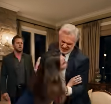Min kæreste tog mig med hjem til sig, så jeg kunne møde hans forældre for første gang. Jeg klædte mig pænt på og gik ind med ham, spændt, men nervøs. I det øjeblik de så mig, sagde hans mor fnysende: “Adam, hvor har du fundet det her stykke affald?” Hans far tilføjede: “Hun kan ikke engang være vores stuepige, endsige din forlovede.” Så viste jeg dem mit ID-kort. Pludselig frøs de til af chok.