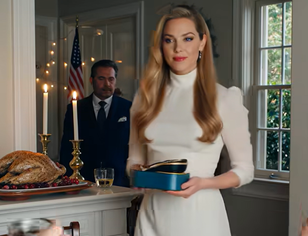 Ved Thanksgiving-middagen rejste min far sig foran alle og råbte, at han var færdig med at lade som om, jeg var hans datter, og selvom mine hænder rystede, smilede jeg, rejste mig, sagde: “Hvis du skal være ærlig i aften,” gik hen til skabet i gangen, trak en gammel lille genstand ud – og så sit smil forsvinde, da jeg afslørede det.
