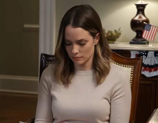 Min søster bekendtgjorde ved Thanksgiving: “Mor og far skriver under på huset til mig. Du får ingenting.” Alle jublede. Jeg smilede og sagde: “Far, skal jeg fortælle dem det, eller vil du?” Hans gaffel faldt ned. Min søster skreg … “Fortæl os hvad?”
