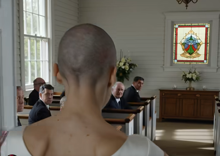 Min far barberede mit hoved om morgenen på mit bryllup og efterlod en hård besked – jeg var klar til at aflyse ceremonien, indtil min brudgom blidt klemte min hånd og sagde: “Gå ned ad den gang. Jeg ved allerede, hvad jeg skal gøre.” Da dørene åbnede, blev hele rummet stille … Og den første person, der gik i panik, var min far.