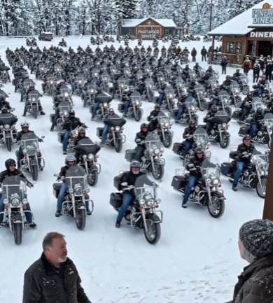 Hun fik 50 iskolde motorcyklister ud af en brutal snestorm og bad om ingenting, da stormen endelig var ovre. Så vendte 2.000 motorcyklister tilbage, kameraer fulgte efter, og en uventet bevægelse bragte hendes navn i overskrifterne langt ud over hendes lille by. HUN SÅ DET ALDRIG KOMME.