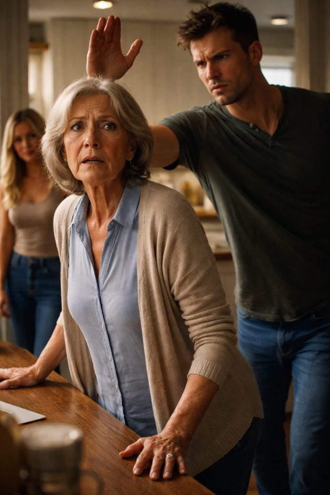Jeg husker stadig præcis det øjeblik, hvor min søn løftede hånden og hvæsede: “Det her er mit hus nu.” Så slog han mig foran sin grinende kone – og jeg sagde ingenting. Ikke et ord. Men da han tog på arbejde den morgen, foretog jeg et stille telefonopkald, der ændrede alt. Ved solnedgang kom han hjem til et tomt hus … og anede ikke, hvad jeg havde gjort.