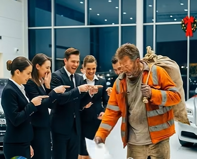 Hele Rolls-Royce-showroomet brød ud i latter, da den slidte skraldemand trådte indenfor. “Hr., dette er ikke et sted for folk som dig,” fnøs en sælger. Men da Ray smed sin beskidte sæk på marmorgulvet og hviskede: “Min døende datter har ét juleønske,” blev der stille i rummet. Så åbnede han posen – og det, der væltede ud, ændrede alt. Ingen var klar til, hvad der kom derefter.