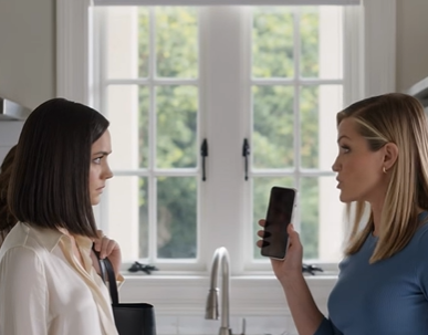 Min søster sagde: “Undskyld, din nye telefon virker ikke længere,” lige efter jeg nægtede at låne hende 10.000 dollars. Mor sukkede bare og sagde: “Det var bare en ulykke.” Jeg skændtes ikke. Den aften foretog jeg et par stille opkald, ændrede det, der skulle ændres, og ventede til det blev morgen, hvor hun endelig indså, hvad hendes lille “ulykke” havde kostet hende.