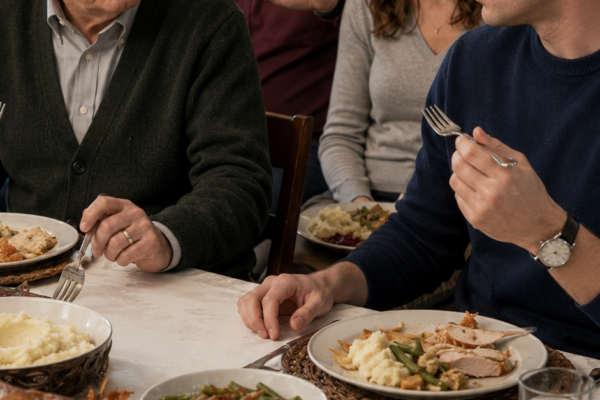 Bedstefar lagde en kuvert på Thanksgiving-bordet. Det, der var indeni, ødelagde alt, hvad vi troede, vi vidste.