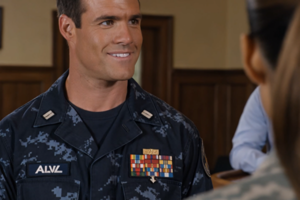 I VFW Hall lagde min pensionerede oberstfar sin hånd på en ung Navy SEALs skulder og fortalte alle, at mænd som ham var “rigtige krigere”, mens jeg bare var hans datter, der skubbede pixels ind i en eller anden bunker i luftvåbnet. De gamle veteraner grinede, og far kiggede direkte på mig, som om jeg burde være taknemmelig for at sidde stille i hjørnet. Så hørte SEAL’en et kaldesignal fra en hemmelig mission, blev bleg og kiggede på mig, som om han lige havde indset, hvem der havde reddet hans liv.