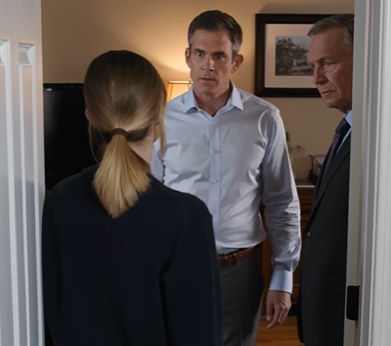 Mine forældre valgte min søsters drama i sidste øjeblik frem for min dimission, og de indså aldrig, at min stille exit ville fjerne den støtte, der holdt deres perfekte hus sammen.