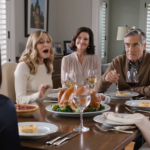 “Mor og far overdrager huset til mig. Du er ikke inkluderet,” bekendtgjorde min søster ved Thanksgiving-middagen. Alle smilede og nikkede. Jeg smilede tilbage og sagde: “Far, skal jeg fortælle dem det, eller vil du?” Hans gaffel faldt ned. Min søsters udtryk ændrede sig. “Fortæl os hvad?”