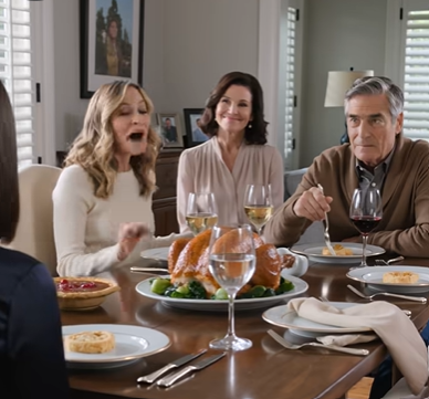 “Mor og far overdrager huset til mig. Du er ikke inkluderet,” bekendtgjorde min søster ved Thanksgiving-middagen. Alle smilede og nikkede. Jeg smilede tilbage og sagde: “Far, skal jeg fortælle dem det, eller vil du?” Hans gaffel faldt ned. Min søsters udtryk ændrede sig. “Fortæl os hvad?”