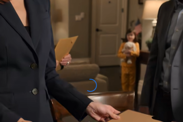 Min bror lagde et billede op af min 6-årige datter med billedteksten: “Nogle fejl vokser op og laver flere fejl.” Min mor reagerede med tre grinende emojis, alle var med, min mand gjorde ikke, og ugen efter ankom de juridiske breve, da de begyndte at ringe uafbrudt.